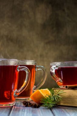 Turuncu meyve ve baharat ile kırmızı çay