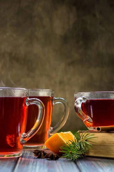 Turuncu meyve ve baharat ile kırmızı çay