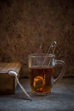 Sıcak siyah çay bir cam kupa