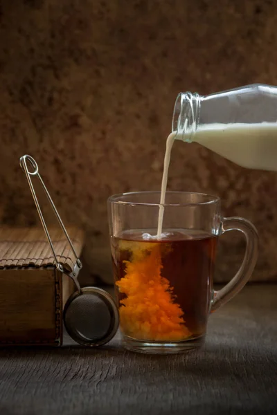 Tea with milk. Hot black tea in a glass mug — Stock Photo, Image