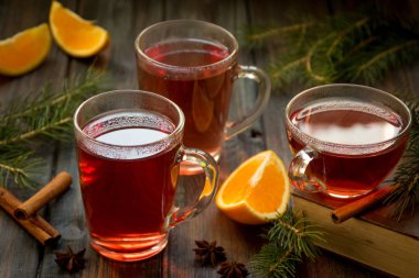 Turuncu meyve ve baharat ile kırmızı çay