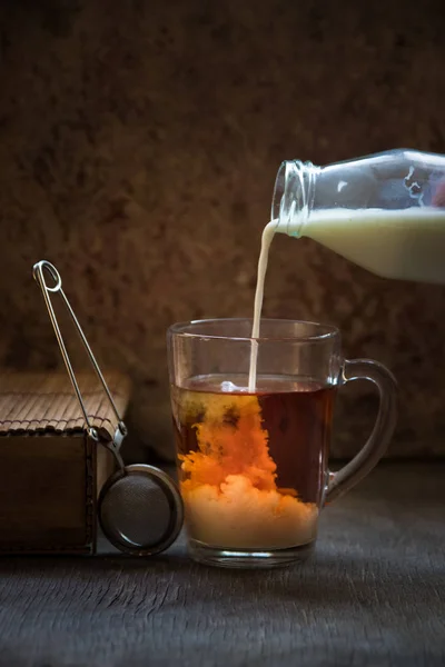 Te med mjölk. Het svart te i en glas-mugg — Stockfoto
