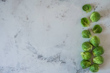 Taze Brüksel lahanası beyaz zemin üstüne görüntülemek