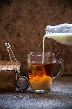 Sütlü çay. Sıcak siyah çay bir cam kupa