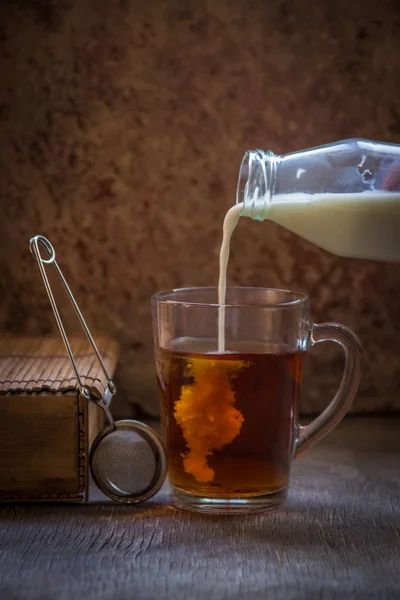 Te med mjölk. Het svart te i en glas-mugg — Stockfoto