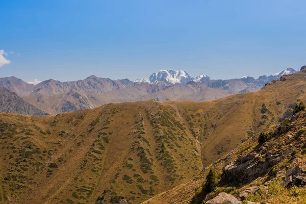 Panoramik pik Talgar. Kaza dağ manzarası