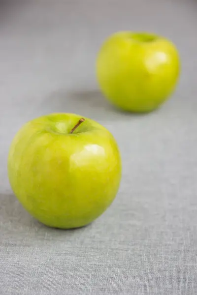 Зеленое яблоко. Свежие экологически чистые яблоки на столе — стоковое фото