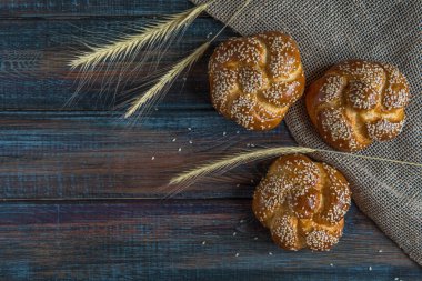 Ahşap arka plan üstüne susam ile buns görüntülemek