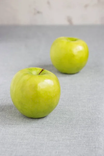 Зеленое яблоко. Свежие экологически чистые яблоки на столе — стоковое фото