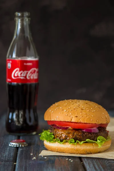 Almatı, Kazakistan, 17 Aralık 2017: ev yapımı hamburger ve Coca-