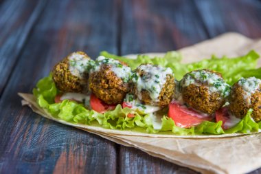 Vejetaryen falafel marul, domates, beyaz sos ile