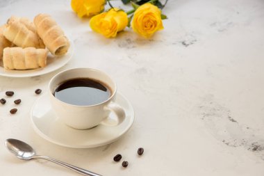 Kahve ve tatlı ekmek bir arka beyaz masa, Sarı Gül