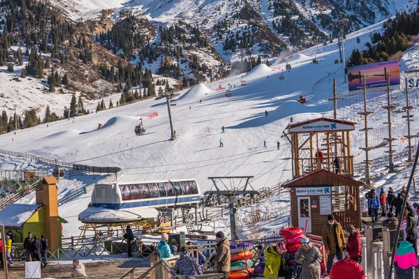 Almatı, Kazakistan 18 Aralık 2018: Şimbulak Kayak Merkezi yakın A