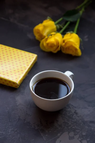 Koffie, gele rozen en gift box voor Valentijn — Stockfoto