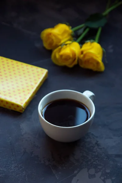 Koffie, gele rozen en gift box voor Valentijn — Stockfoto