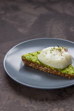 Avokado ve haşlanmış yumurta sandviç. Sağlıklı kahvaltı