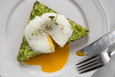 Avokado ve haşlanmış yumurta sandviç. Sağlıklı kahvaltı