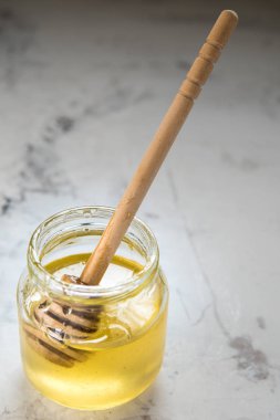 Bir tablo üzerinde ahşap sopa ile kavanoza tatlım