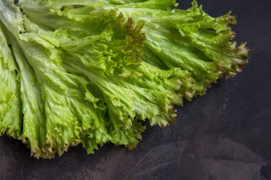 Karanlık bir arka plan üzerinde taze marul salatası