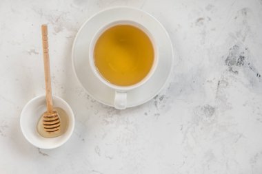 Çay ve bal sopa üstten görünüm üzerinde beyaz bir arka plan kopya alanı