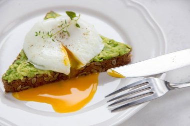 Avokado ve haşlanmış yumurta sandviç. Sağlıklı kahvaltı
