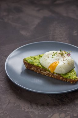 Avokado ve haşlanmış yumurta sandviç. Sağlıklı kahvaltı
