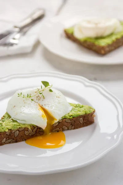 Σάντουιτς με αβοκάντο και αυγό ποσέ. Υγιεινό πρωινό — Φωτογραφία Αρχείου