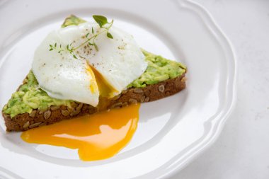 Avokado ve haşlanmış yumurta sandviç. Sağlıklı kahvaltı