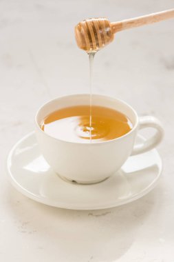 Sopa ile çay bir fincan içine dökme tatlım