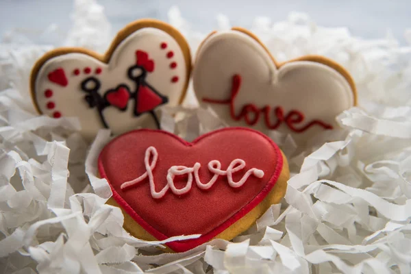 Μπισκότα καρδιές με λευκό και κόκκινο κερασάκι για ημέρα του Αγίου Βαλεντίνου — Φωτογραφία Αρχείου