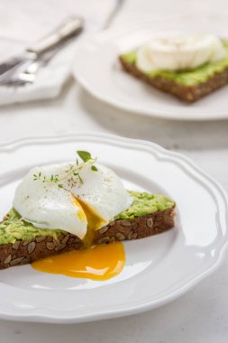 Avokado ve haşlanmış yumurta sandviç. Sağlıklı kahvaltı