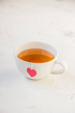 Kalp şeklinde çay poşeti etiketi ile çay