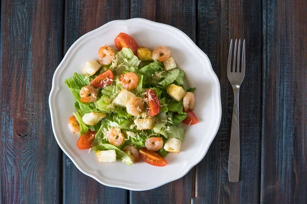 Sezar salata karides bir beyaz tabak en iyi görünümü ile