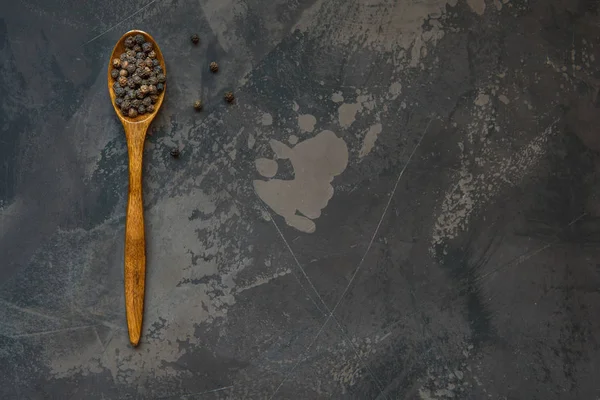 Pimienta negra en una cuchara de madera, espacio para copiar — Foto de Stock