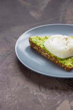 Avokado ve haşlanmış yumurta sandviç. Sağlıklı kahvaltı