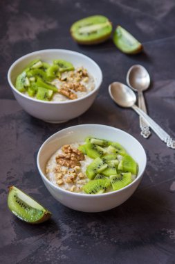 Kivi ve ceviz yulaf ezmesi. İki kase yulaf lapası