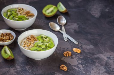 Kivi ve ceviz yulaf ezmesi. İki kase yulaf lapası