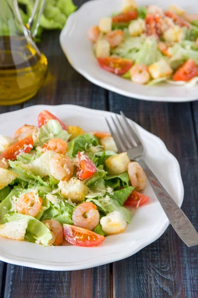 Salade César aux crevettes sur fond bois — Photo