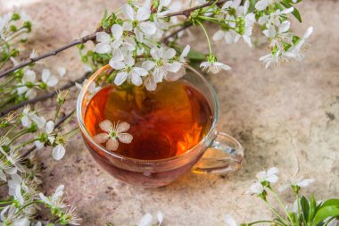 Çay ve kiraz çiçek ağacın