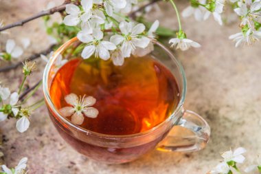 Çay ve kiraz çiçek ağacın