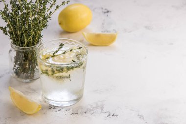 Limon ve cam, kopya alanı kekik suyu Detoks 