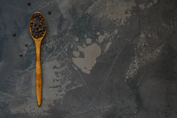 Pimienta negra en una cuchara de madera, espacio para copiar — Foto de Stock