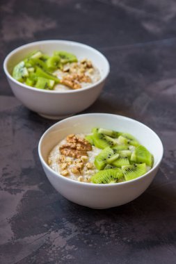 Kivi ve ceviz yulaf ezmesi. İki kase yulaf lapası