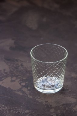 Karanlık bir arka plan üzerinde boş cam kabı