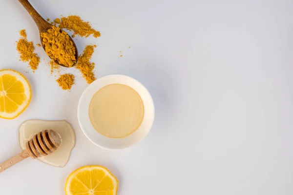 Honey stick, sked med gurkmeja och citron skivor ovanifrån, kopia — Stockfoto