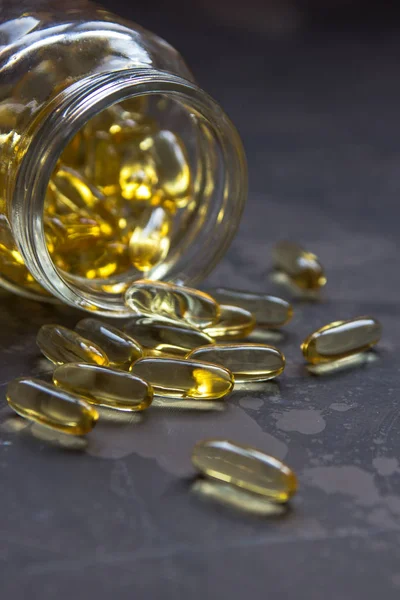 노란 비타민 캡슐, 기름진 마약 연약한 젤라틴 캡슐 — 스톡 사진