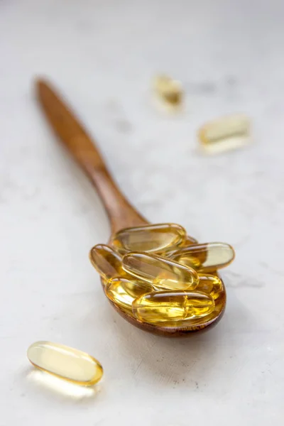 Capsule di vitamina gialla, capsula di gelatina molle con farmaco oleoso e — Foto Stock