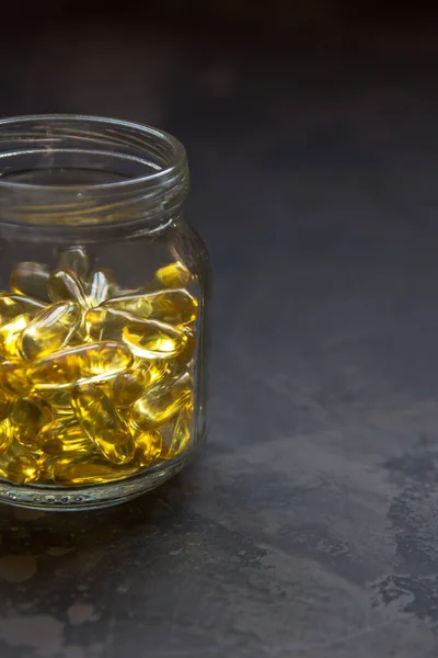 Kapsul vitamin kuning, kapsul gelatin lembut dengan obat berminyak — Stok Foto