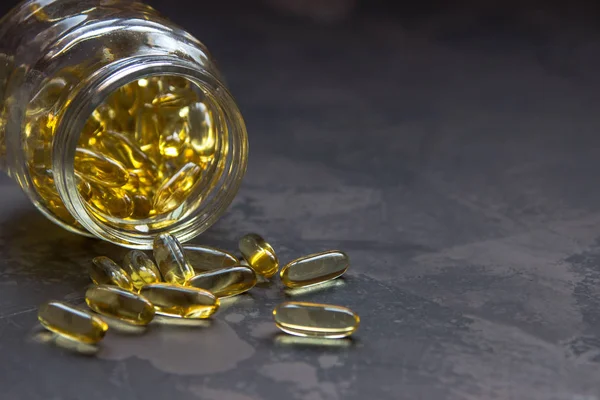 Cápsulas de vitamina amarela, cápsula de gelatina macia com droga oleosa — Fotografia de Stock