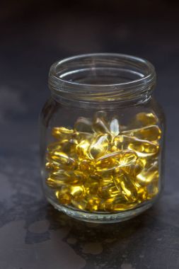 Sarı vitamini kapsülleri, yağlı uyuşturucu ile yumuşak jelatin kapsül